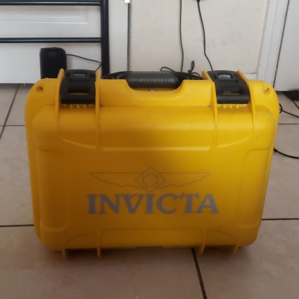 Invicta 8 Slot Dive Case